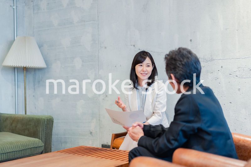 ビジネスマンに保険の勧誘をする営業の女性