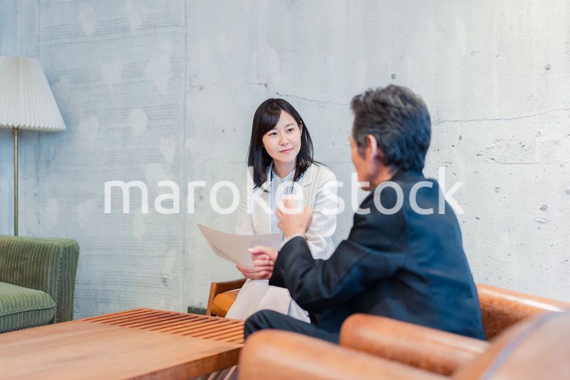 ビジネスマンに保険の勧誘をする営業の女性