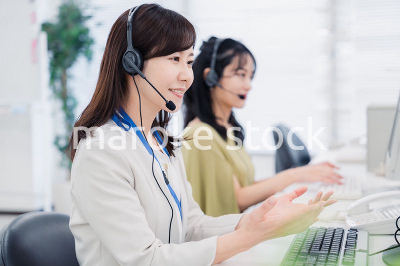 コールセンターでお客様対応をする女性