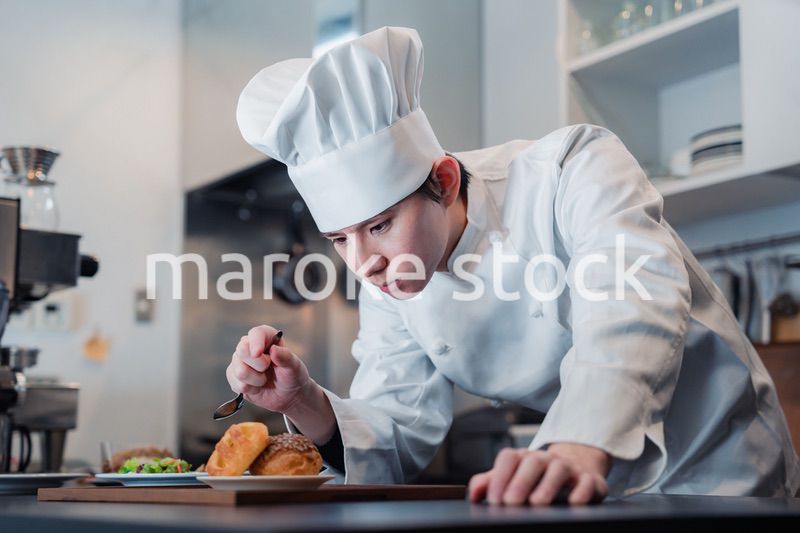 こだわりのスイーツを作るパティシエ