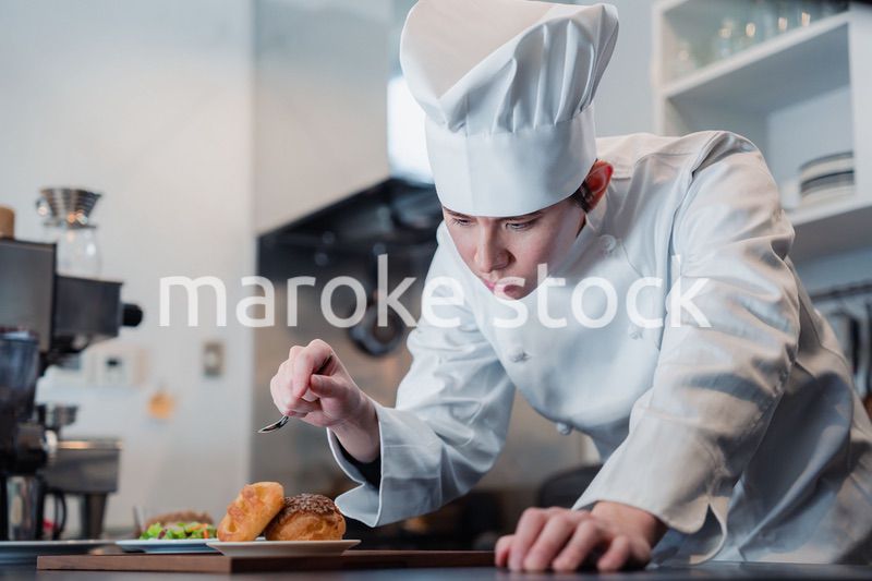 こだわりのスイーツを作るパティシエ