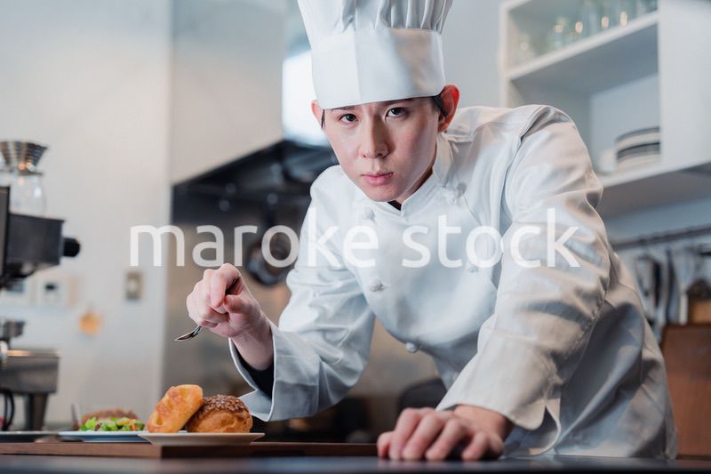 こだわりのスイーツを作るパティシエ