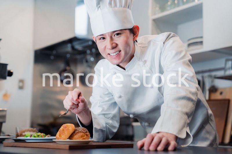 こだわりのスイーツを作るパティシエ