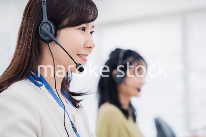 コールセンターでお客様対応をする女性