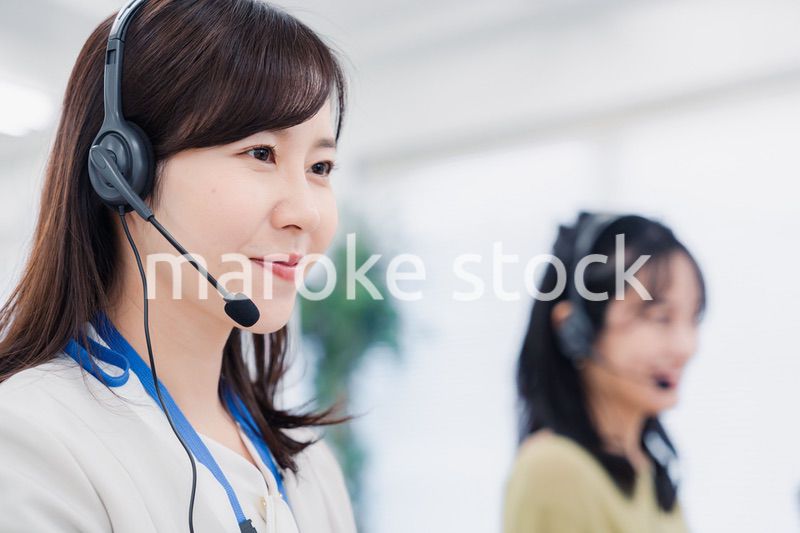 コールセンターでお客様対応をする女性