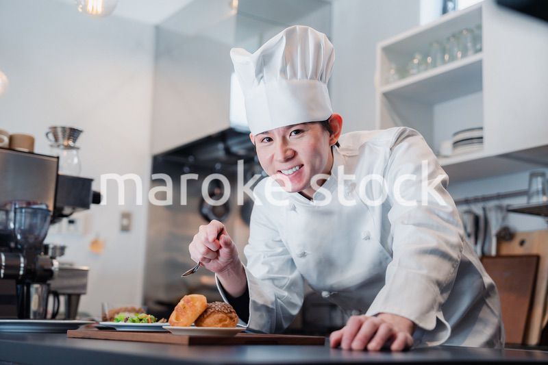 こだわりのスイーツを作るパティシエ