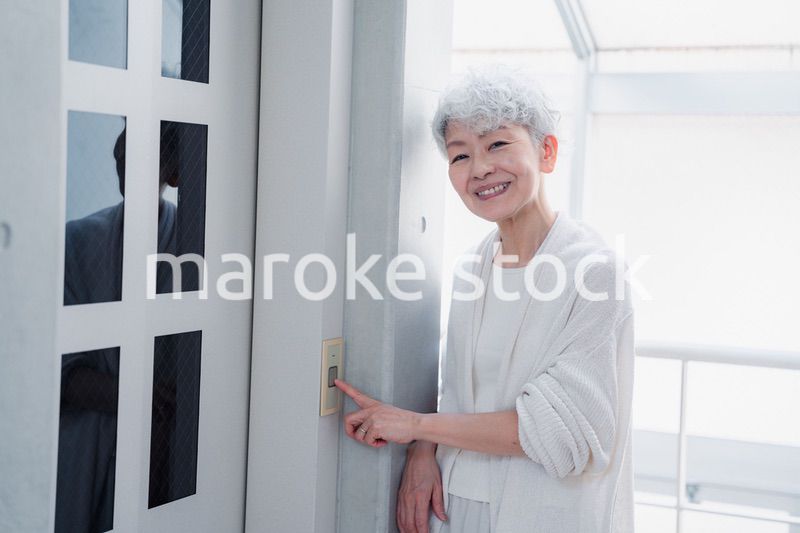 ホームエレベーターを利用するシニアの女性