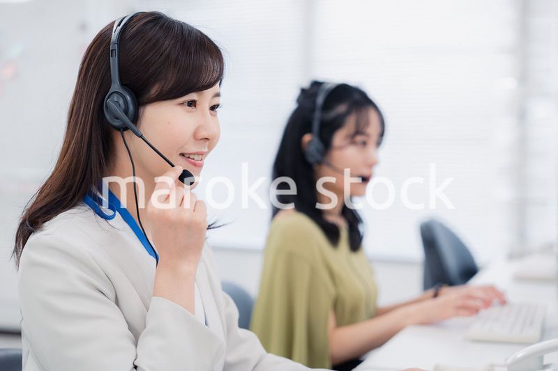 コールセンターでお客様対応をする女性