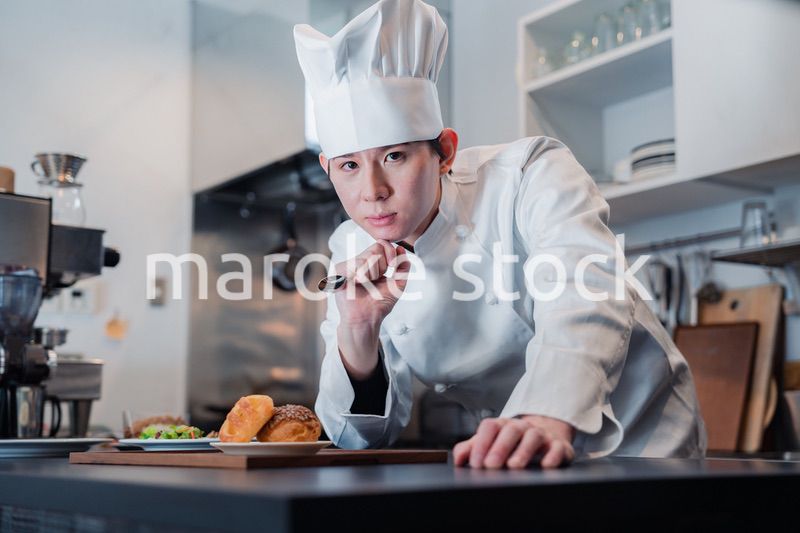 こだわりのスイーツを作るパティシエ