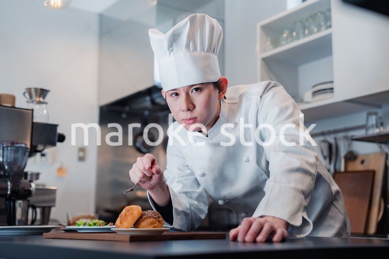 こだわりのスイーツを作るパティシエ