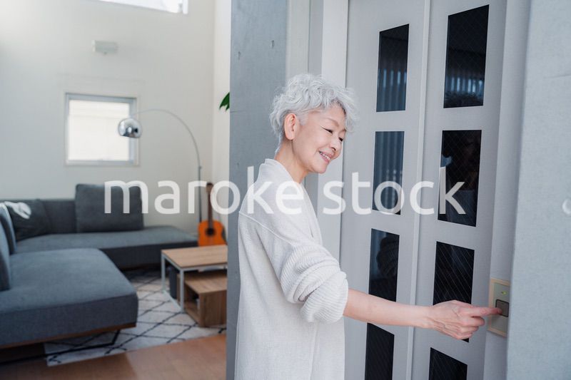 ホームエレベーターを利用するシニアの女性