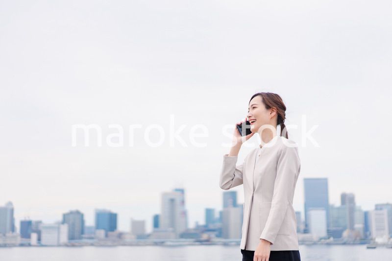 スマホで通話をするビジネスウーマン