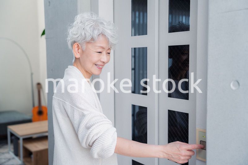 ホームエレベーターを利用するシニアの女性