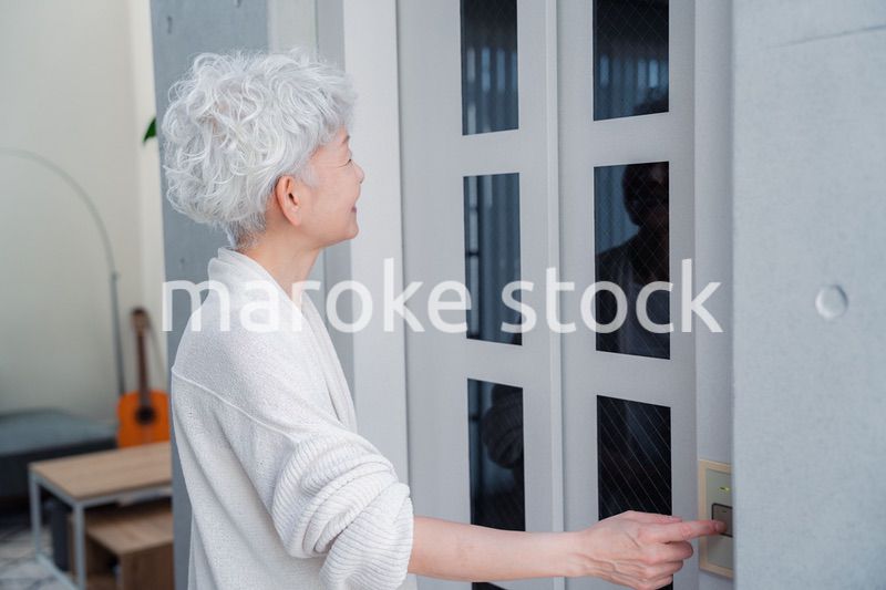 ホームエレベーターを利用するシニアの女性
