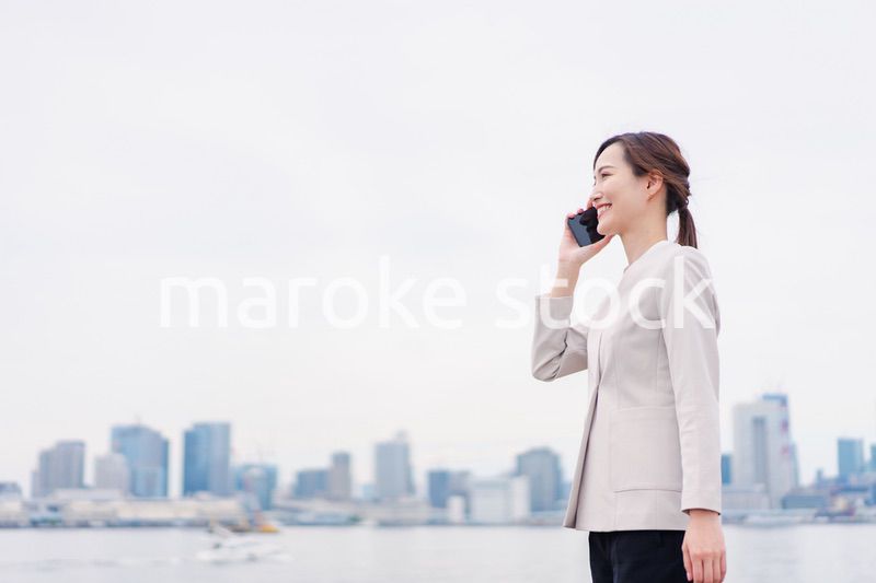 スマホで通話をするビジネスウーマン