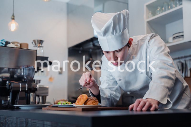 こだわりのスイーツを作るパティシエ