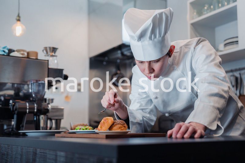 こだわりのスイーツを作るパティシエ