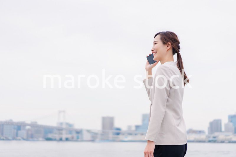 スマホで通話をするビジネスウーマン