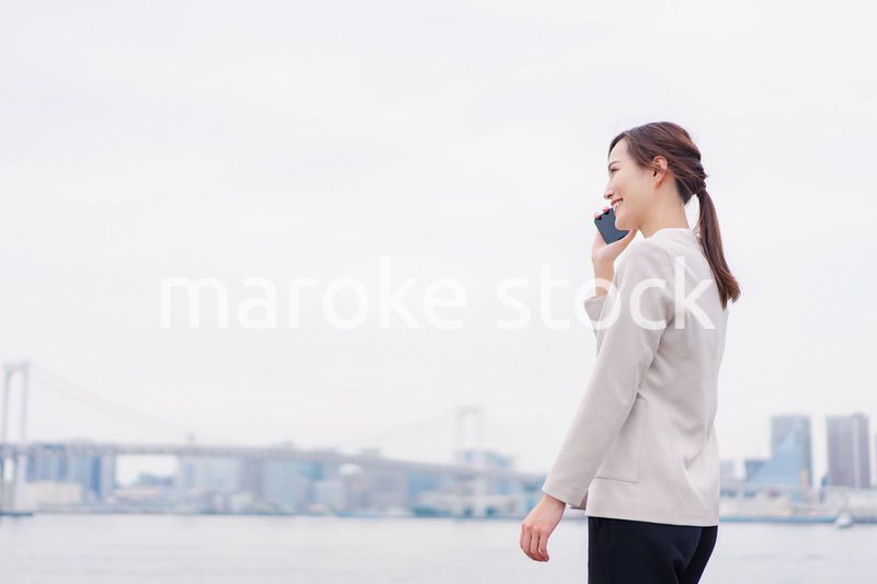 スマホで通話をするビジネスウーマン