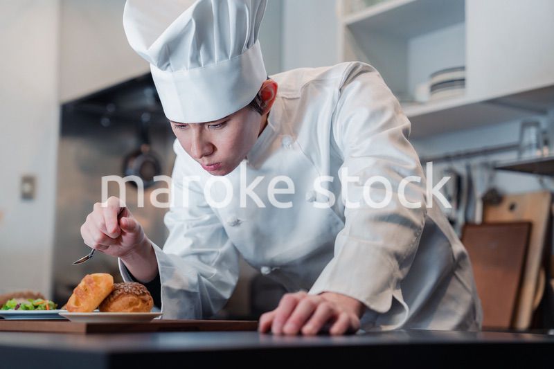 こだわりのスイーツを作るパティシエ