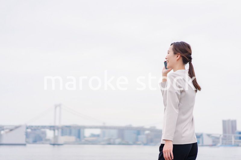 スマホで通話をするビジネスウーマン