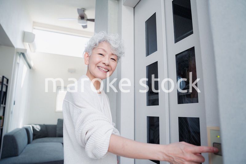 ホームエレベーターを利用するシニアの女性