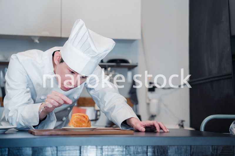 こだわりのスイーツを作るパティシエ