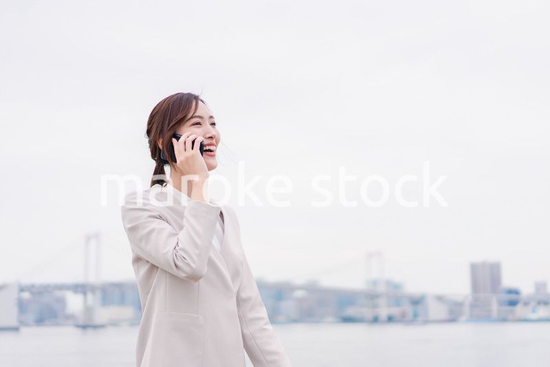 スマホで通話をするビジネスウーマン
