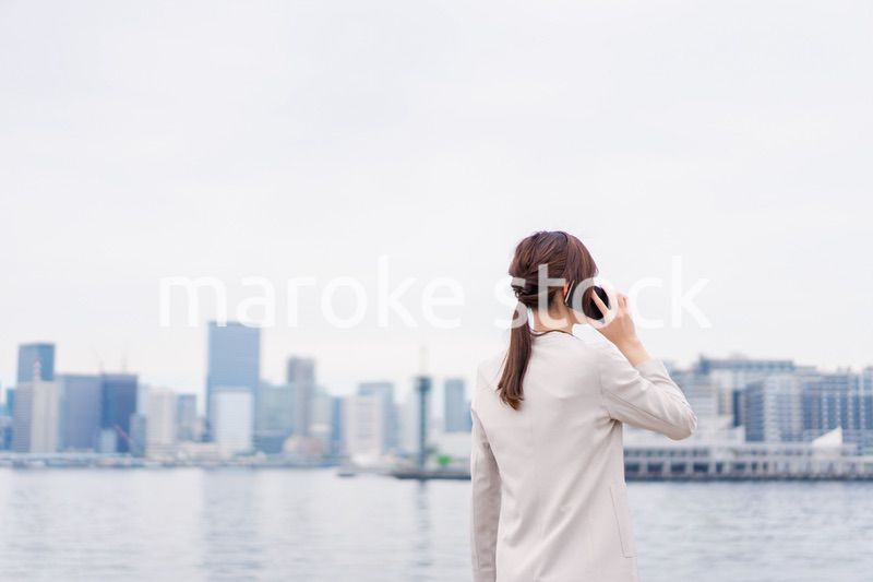 スマホで通話をするビジネスウーマン