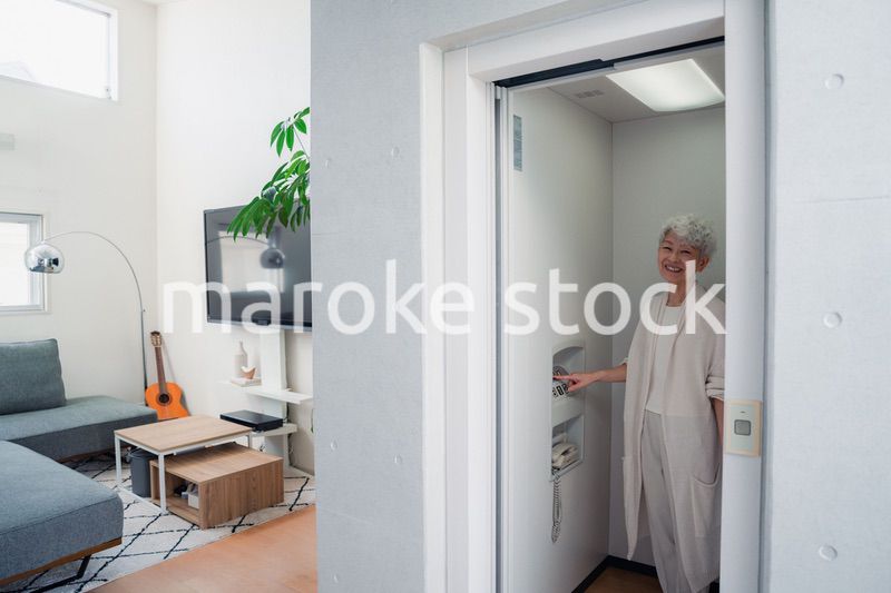 ホームエレベーターを利用するシニアの女性