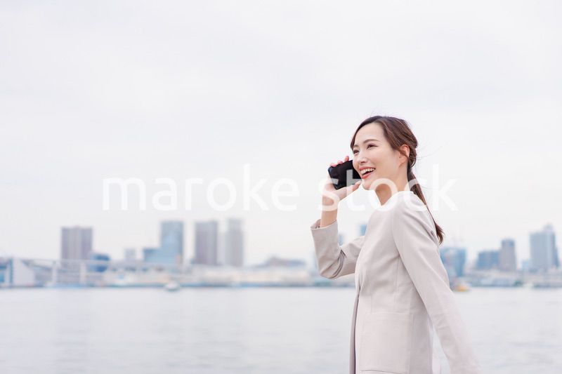 スマホで通話をするビジネスウーマン