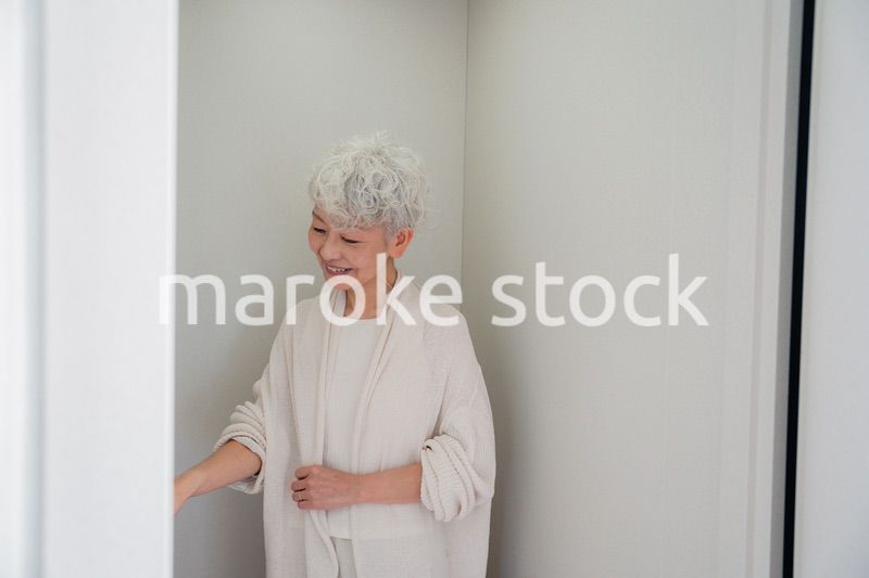 ホームエレベーターを利用するシニアの女性