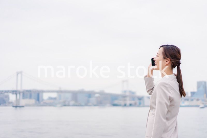 スマホで通話をするビジネスウーマン