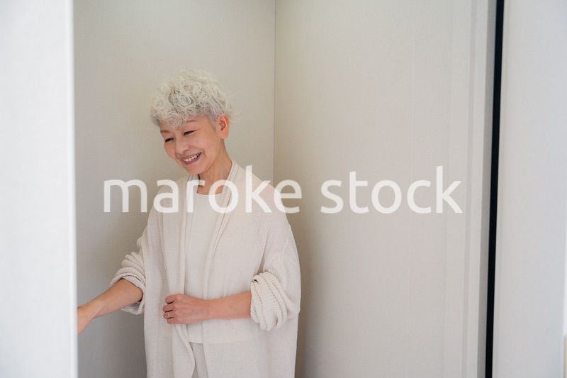 ホームエレベーターを利用するシニアの女性
