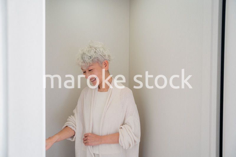 ホームエレベーターを利用するシニアの女性