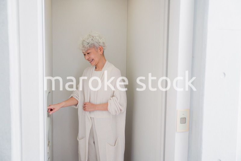 ホームエレベーターを利用するシニアの女性