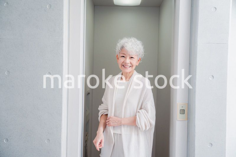 ホームエレベーターを利用するシニアの女性