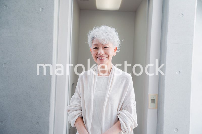 ホームエレベーターを利用するシニアの女性