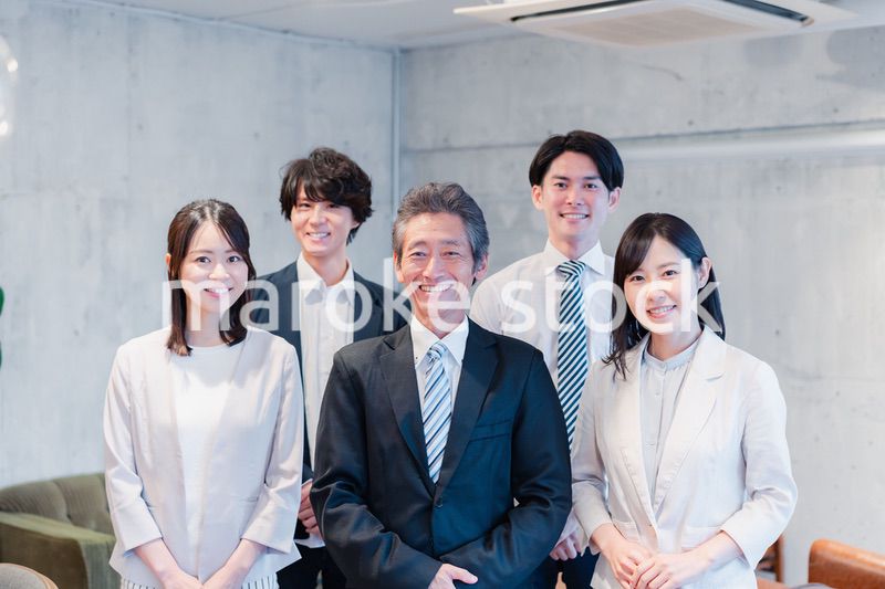 ベンチャー企業で働く笑顔のビジネスパーソン