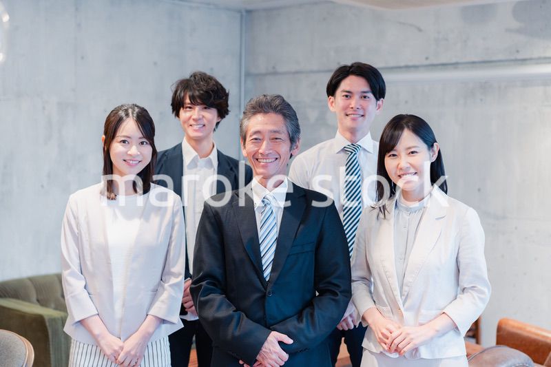 ベンチャー企業で働く笑顔のビジネスパーソン