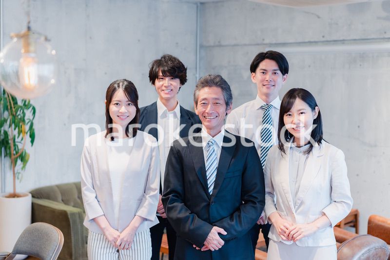 ベンチャー企業で働く笑顔のビジネスパーソン