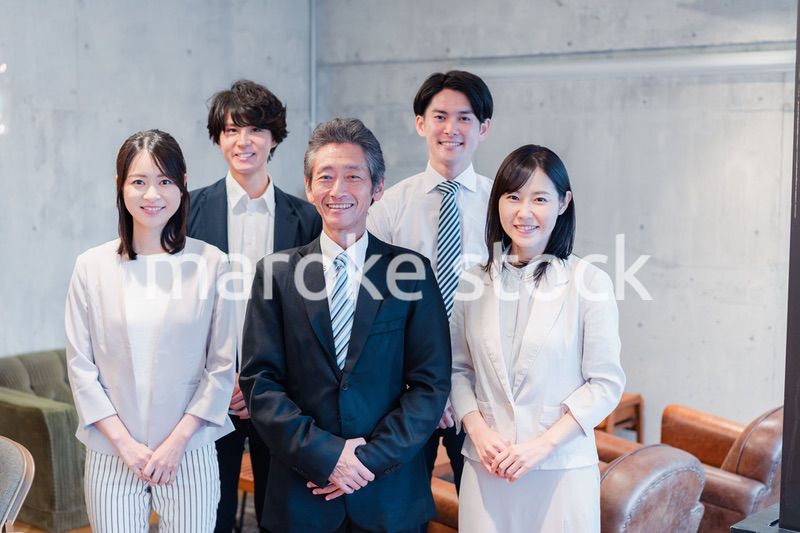 ベンチャー企業で働く笑顔のビジネスパーソン