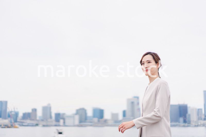 外の空気を感じながら歩くビジネスウーマン