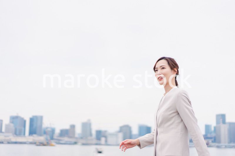 外の空気を感じながら歩くビジネスウーマン