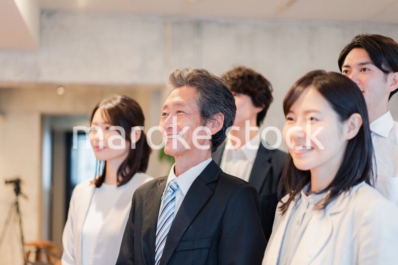 ベンチャー企業で働く笑顔のビジネスパーソン