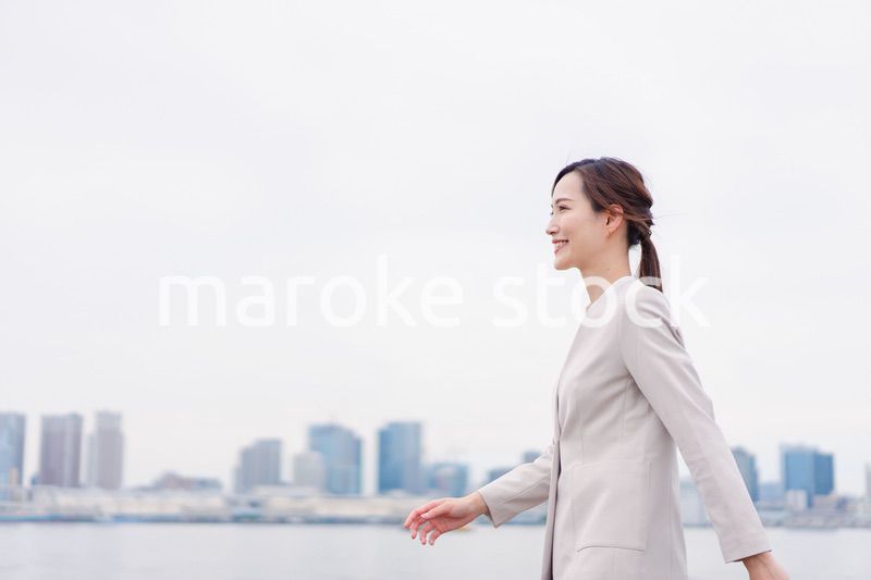 外の空気を感じながら歩くビジネスウーマン