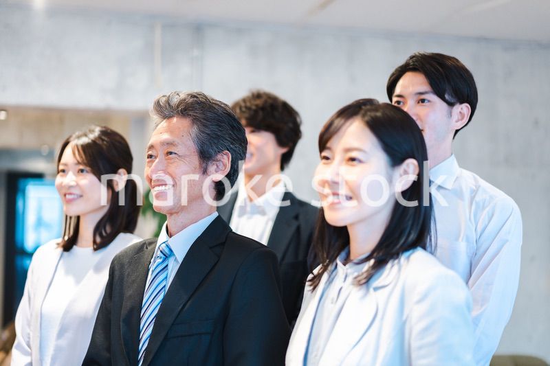 ベンチャー企業で働く笑顔のビジネスパーソン