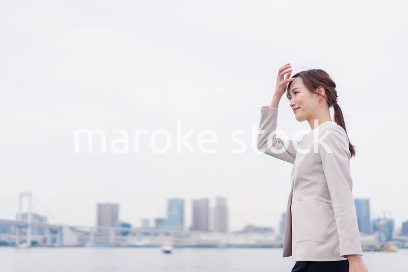 外の空気を感じながら歩くビジネスウーマン