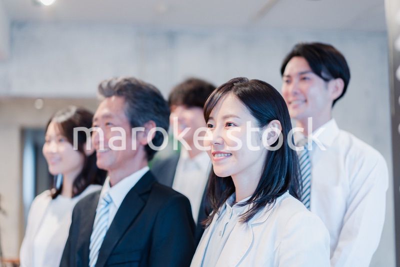 ベンチャー企業で働く笑顔のビジネスパーソン