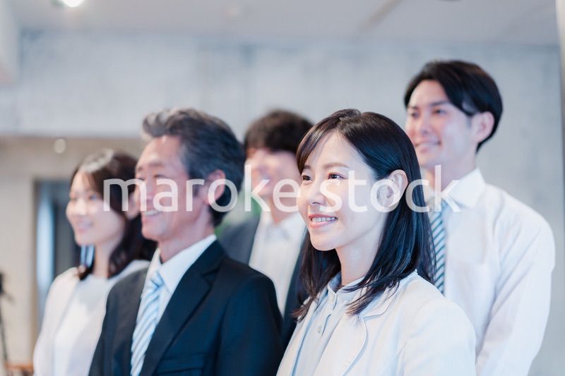 ベンチャー企業で働く笑顔のビジネスパーソン